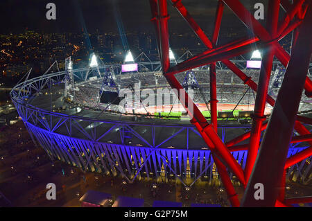 Flutlicht 2012 London Olympic & Paralympic Sportstadion & Teil Der rot beleuchteten Aussichtsplattform Orbit Tower Stratford Newham East London, England, Großbritannien Stockfoto