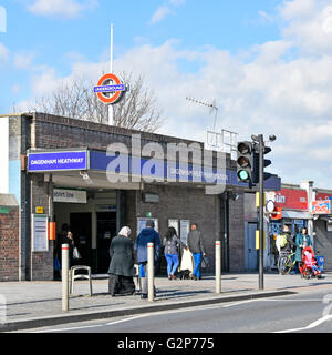 Dagenham Heathway Londoner U-Bahn Eingang der Röhre Oberfläche Station auf Brücke Straße über District Line London Borough of Barking & Dagenham UK Stockfoto