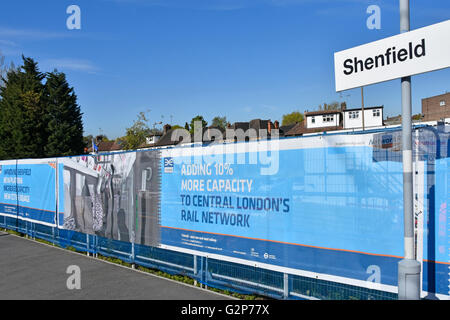 Crossrail-Werbung im Network Rail Baustelle Horten hinzufügen neue Plattform & voraussichtlich Züge Shenfield station Neubaustrecke Elizabeth Stockfoto