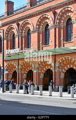 Renovierte Ziegelbögen am Eingang für Euro Star Dienstleistungen am Bahnhof St. Pancras International Bahnhof in London UK mit Sicherheit Poller entlang Pflaster Stockfoto