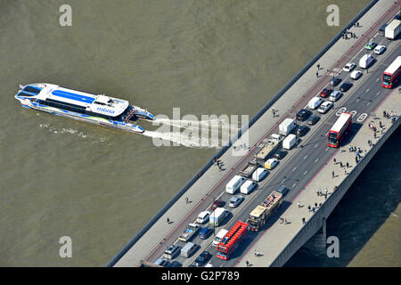 Luftbild von oben von Stau und Fußgänger auf der London Bridge mit Thames Clipper-Fluss-Bus-Service vorbei unter England UK Stockfoto