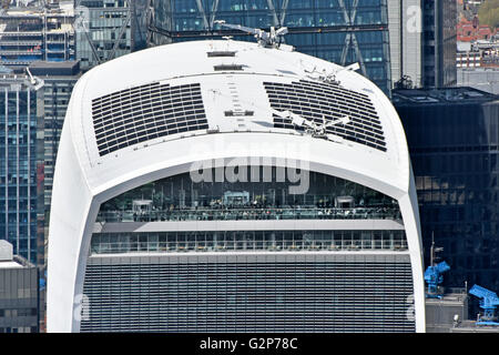 Aus nächster Nähe blicken Sie von oben auf die öffentliche Aussichtsplattform des Sky Garden und das Dach des Walkie Talkie Gebäudes in der 20 Fenchurch Street in London, Großbritannien Stockfoto