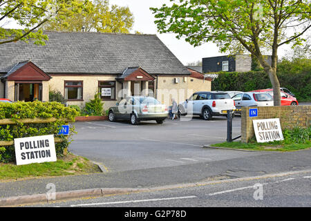 Zeichen außerhalb von ländlichen Wahllokal Anlagen einschließlich Auto Parkplatz in Doddinghurst Essex Dorfhalle English UK Wahl Stockfoto