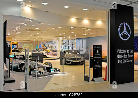 Mercedes-Benz Auto Autohaus indoor Pop Up Store in der Lakeside Shopping Centre Mall Thurrock Essex England UK erstellen einen neuen Popup-Autos-showroom Stockfoto