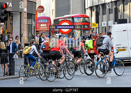 Abendliche Rush Hour in City of London, während die Arbeiter Heimradfahrer mit anderen Pendlern und dem Verkehr auf dem Weg nach England nach Großbritannien fahren Stockfoto