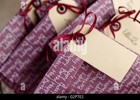 Violette Geschenktüten mit Namens-Tags auf Kinder-Geburtstagsparty Stockfoto