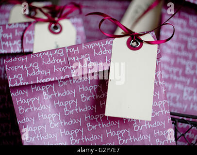 Violette Geschenktüten mit Namens-Tags auf Kinder-Geburtstagsparty Stockfoto