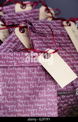 Violette Geschenktüten mit Namens-Tags auf Kinder-Geburtstagsparty Stockfoto