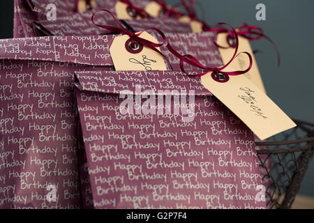 Violette Geschenktüten mit Namens-Tags auf Kinder-Geburtstagsparty Stockfoto