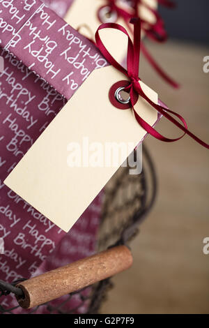 Violette Geschenktüten mit Namens-Tags auf Kinder-Geburtstagsparty Stockfoto