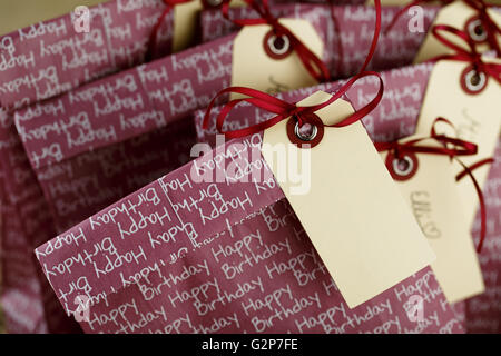 Violette Geschenktüten mit Namens-Tags auf Kinder-Geburtstagsparty Stockfoto