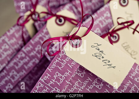 Violette Geschenktüten mit Namens-Tags auf Kinder-Geburtstagsparty Stockfoto