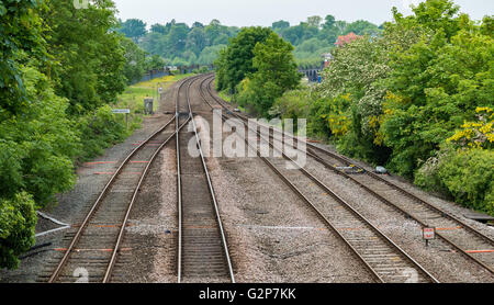 Vier Gleise in zwei zusammenführen Stockfoto