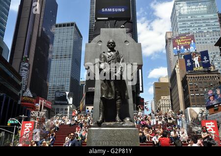 New York City: Statue von Vater Duffy steht bei 46th Street in Duffy Square südlich der TKTS Stand Stockfoto