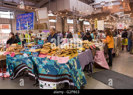 Verkäufern Verkauf lokal produzierte Gegenstände auf dem Santa Fe-Bauernmarkt im historischen Viertel 12. Dezember 2015 in Santa Fe, New Mexico. Stockfoto