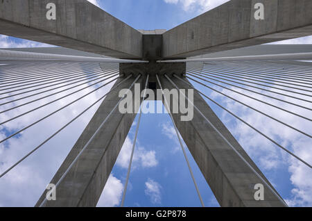 Architektonisches Detail einer Kabel-Brücke zwischen Rio und Antirrio, Griechenland Stockfoto