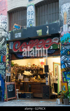 Café inmitten der Straßenkunst Hosier Lane in der Innenstadt von Melbourne, Australien Stockfoto