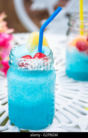 Blue cocktail Drink mit Kirschen und Stroh im Einmachglas Stockfoto