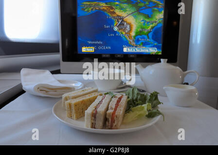 Nachmittagstee (vor Ankunft serviert) in der neuen First Class von British Airways BA, Boeing 747-400 (über Nordamerika) Stockfoto