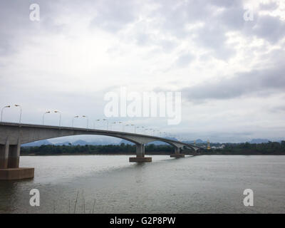 Thai-Lao Friendship Bridge überqueren Mekong River in der Provinz Nakhon Phanom, Thailand Stockfoto