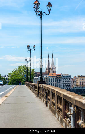 Pont-Saint-Esprit-Brücke über den Fluss Adour verbindet Stadtteil Saint-Esprit, Gran Bayonne. Aquitaine, Frankreich. Stockfoto