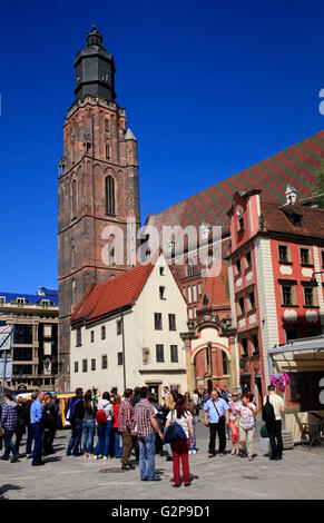 Stadtführung am Marktplatz Rynek, Elisabeth Church, Breslau, Schlesien, Polen, Europa Stockfoto