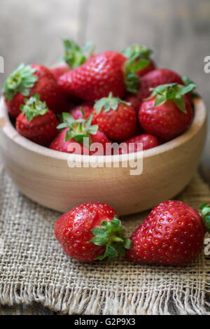 Holzschale gefüllt mit frischen reifen roten Erdbeeren, Nahaufnahme Stockfoto