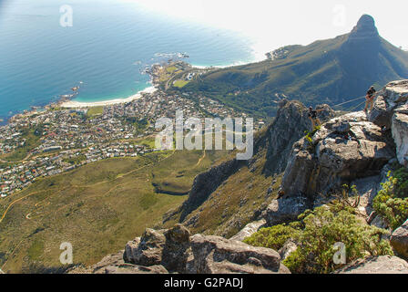 Abseilen am Tafelberg mit dem Löwenkopf im Hintergrund Stockfoto