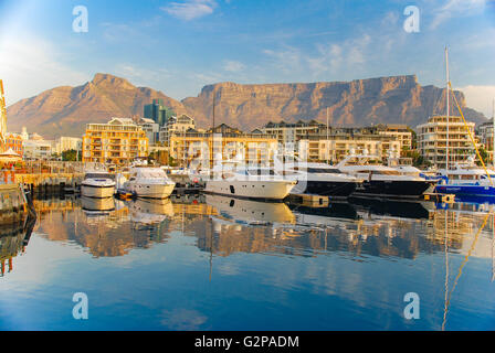 V&A Waterfront in Kapstadt mit dem Tafelberg, Südafrika Stockfoto