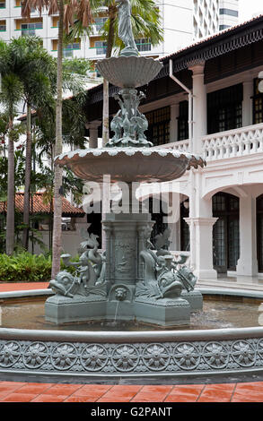 Brunnen im Hof des Raffles Hotel in Singapur Stockfoto