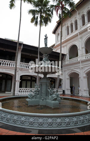 Brunnen im Hof des Raffles Hotel in Singapur Stockfoto