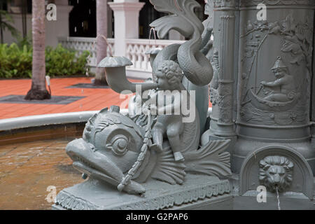 Brunnen im Hof des Raffles Hotel in Singapur Stockfoto