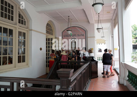 Der Eingang zu der Long Bar im Raffles Hotel in Singapur Stockfoto