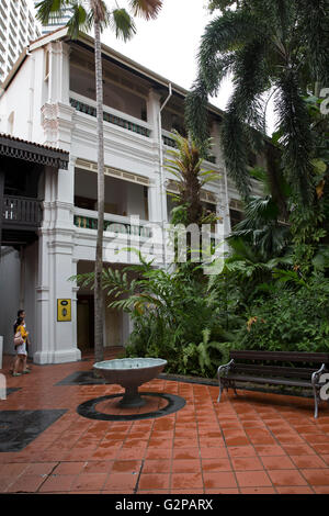 Ein Innenhof im Raffles Hotel in Singapur Stockfoto