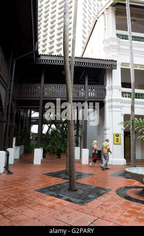 Ein Innenhof im Raffles Hotel in Singapur Stockfoto