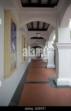 Ein Innenhof im Raffles Hotel in Singapur Stockfoto