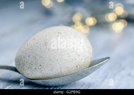 Ein entzückendes Ostermotiv mit einem wunderschön dekorierten pastellfarbenen Ei. Dieses bezaubernde Design fängt den Geist des Frühlings und der Festlichkeit ein Stockfoto