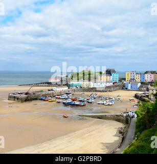 Bunte Meer Häuser am Hafen von Tenby, einem malerischen Fischerhafen an der Küste von Pembrokeshire in Wales Stockfoto