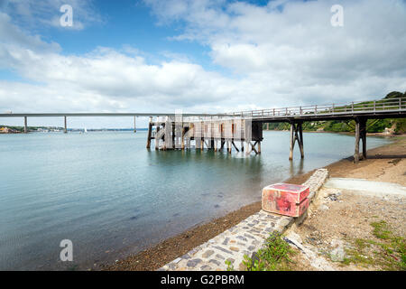 Einen alten hölzernen Steg auf dem Fluss Cleddau auf das Dorf von Burton Ferry ein kleines Dorf auf dem gegenüberliegenden Ufer von Pembroke Dock Stockfoto