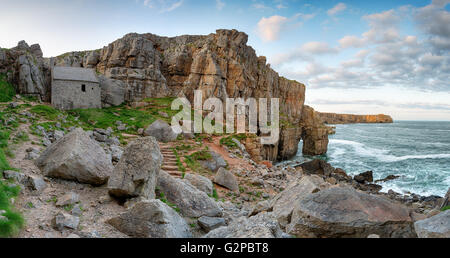 Kapelle St. Govan, eine winzige Einsiedler-Zelle eingebaut, um Kalkfelsen an der zerklüfteten Südküste von Pembrokeshire in Wales Stockfoto