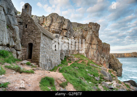 Kapelle St. Govan, einer winzigen mittelalterlichen Einsiedler-Zelle eingebaut, um die Klippen auf einem zerklüfteten Küstenabschnitt in Pembrokeshire in Wales Stockfoto