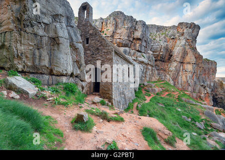 Die alte Kapelle von St. Govan, ein Einsiedler-Zelle eingebaut, um Kalkstein-Klippen an der Küste von Pembrokeshire in der Nähe von Bosherston in Wales Stockfoto