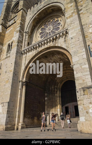 Eingang zur Kathedrale von Lissabon (auch bekannt als patriarchalische Kathedrale von St. Mary Major), Lissabon, Portugal Stockfoto