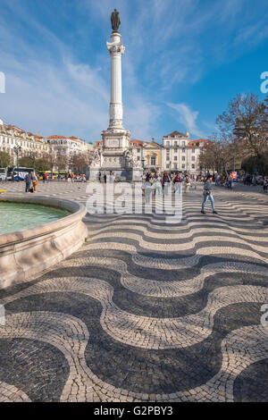 Rossio Platz, Lissabon, Portugal, mit der Spalte von König Pedro IV im Hintergrund. Stockfoto