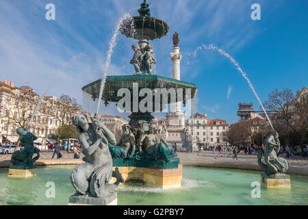 Rossio Platz Barockstil Meerjungfrauen Brunnen mit König Pedro IV Spalte Denkmal im Hintergrund, Lissabon, Portugal Stockfoto