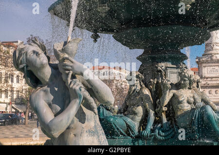 Rossio Platz Barockstil Meerjungfrauen Brunnen, Lissabon, Portugal Stockfoto