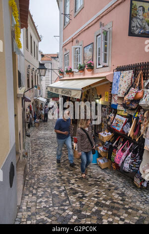 Touristen in kleinen Seitenstraße mit Souvenir-Shops, SIntra, Lissabon, Portugal Stockfoto