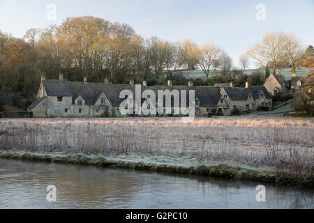 Arlington Row und Fluss Coln an frostigen Wintermorgen, Bibury, Cotswolds, Gloucestershire, England, Vereinigtes Königreich, Europa Stockfoto