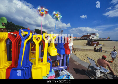 Schaufel und Spaten für Verkauf auf Great Yarmouth Strand. Norfolk. England. UK. Europa Stockfoto