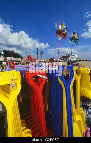 Eimer und Spaten am Strand von Great Yarmouth. Norfolk. England. VEREINIGTES KÖNIGREICH. Europa Stockfoto